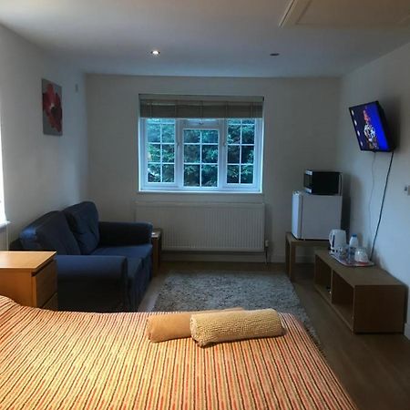 Large Private Room With En-Suite In The House For Professionals Staines-upon-Thames Luaran gambar