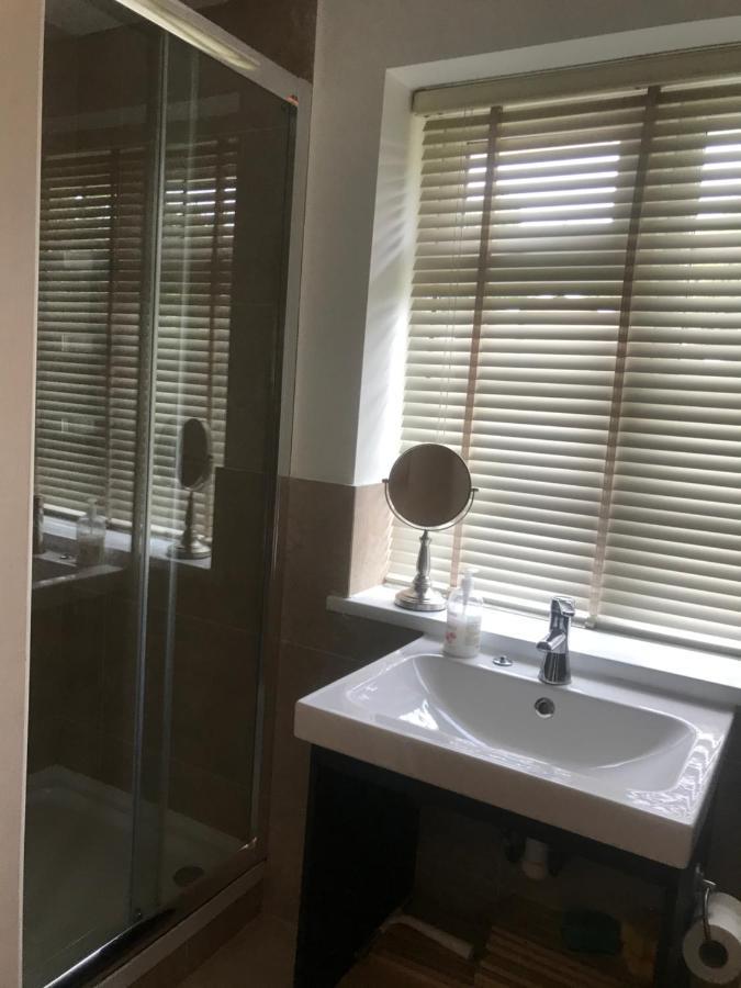 Large Private Room With En-Suite In The House For Professionals Staines-upon-Thames Luaran gambar