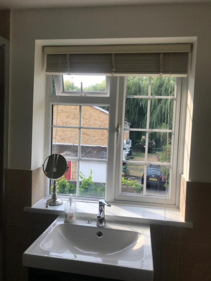 Large Private Room With En-Suite In The House For Professionals Staines-upon-Thames Luaran gambar