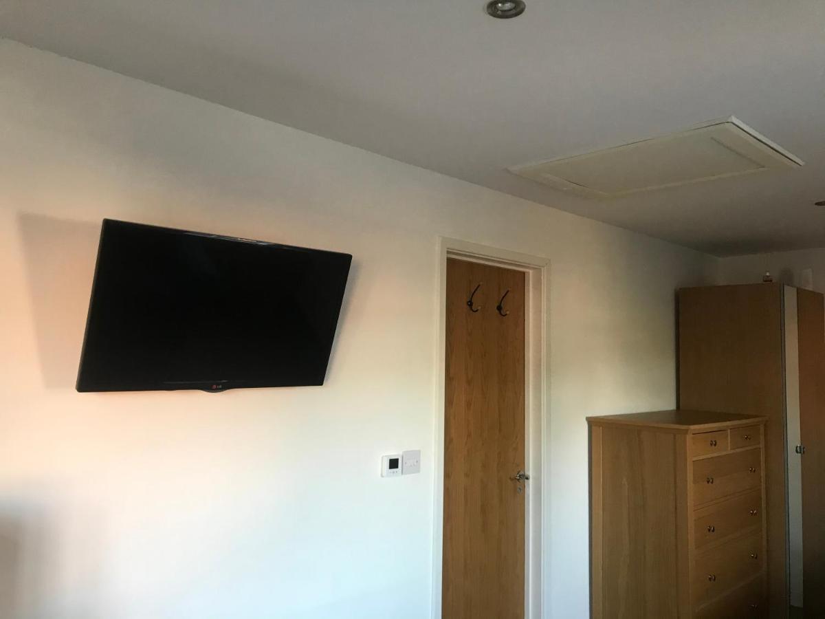 Large Private Room With En-Suite In The House For Professionals Staines-upon-Thames Luaran gambar