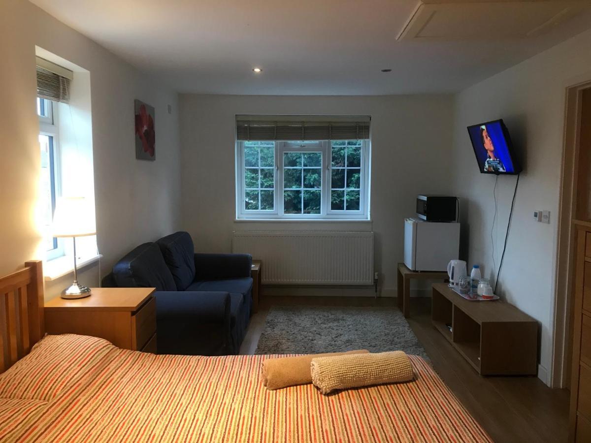 Large Private Room With En-Suite In The House For Professionals Staines-upon-Thames Luaran gambar