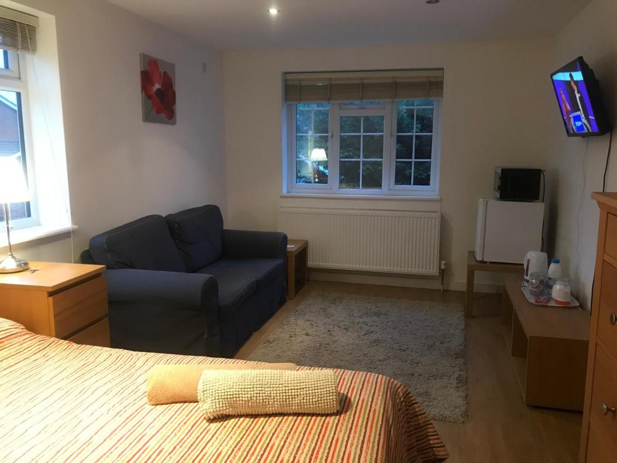 Large Private Room With En-Suite In The House For Professionals Staines-upon-Thames Luaran gambar