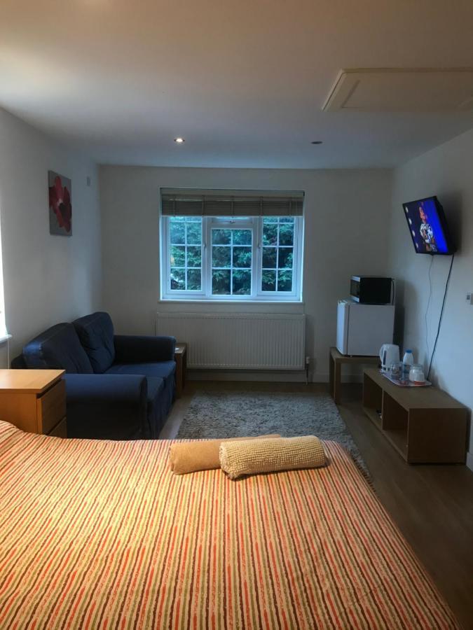 Large Private Room With En-Suite In The House For Professionals Staines-upon-Thames Luaran gambar