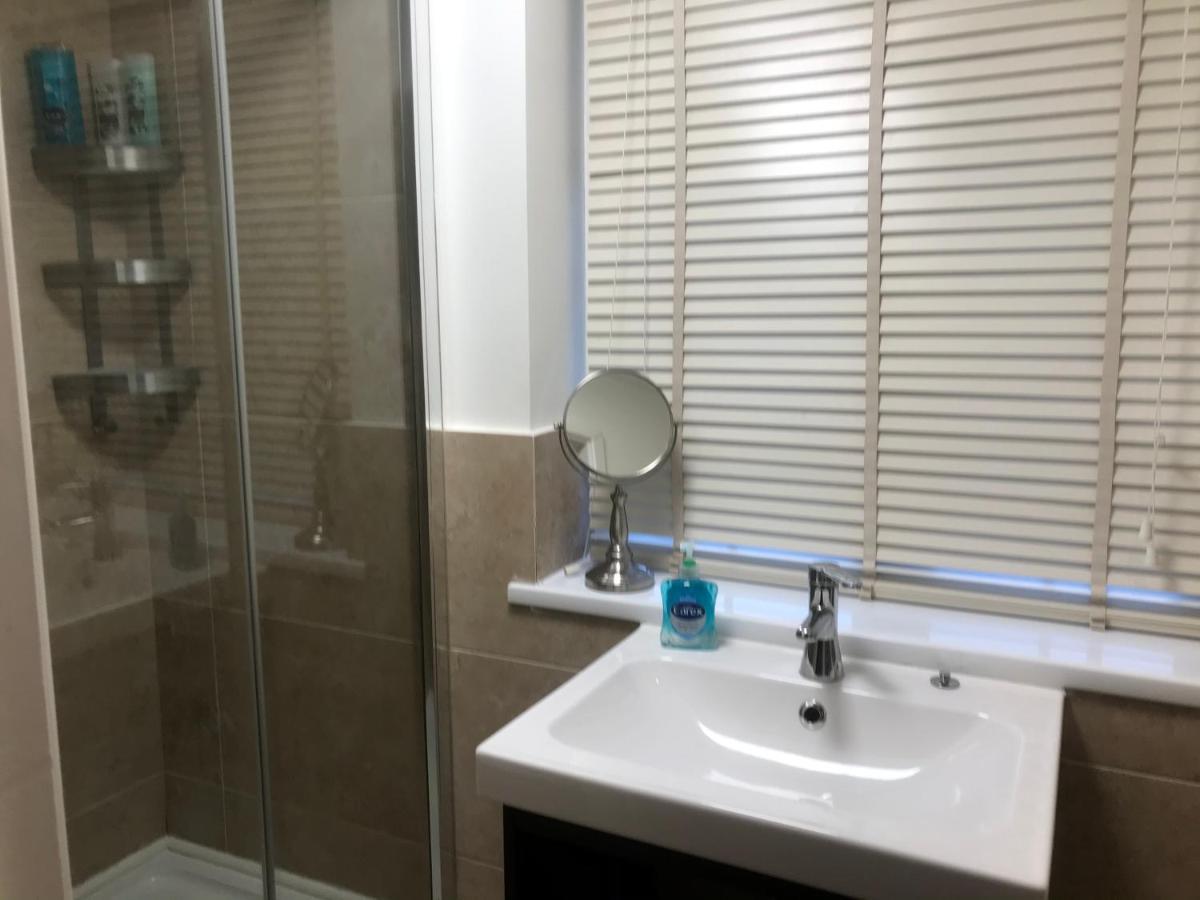 Large Private Room With En-Suite In The House For Professionals Staines-upon-Thames Luaran gambar