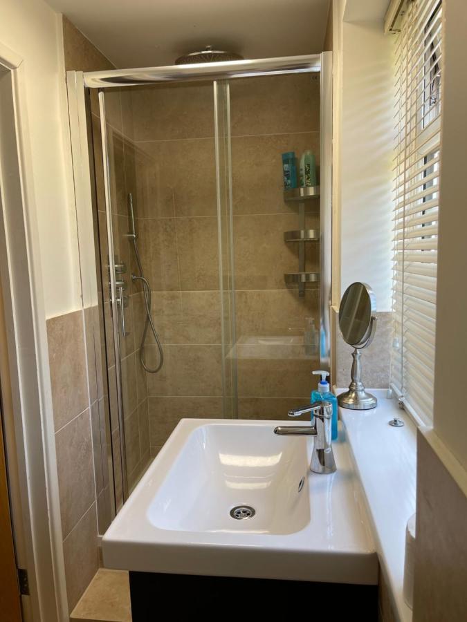 Large Private Room With En-Suite In The House For Professionals Staines-upon-Thames Luaran gambar